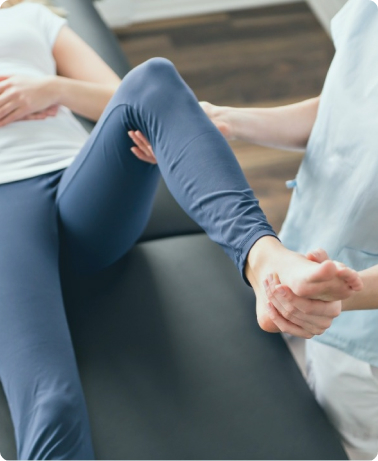Paciente realizando sessão de fisioterapia